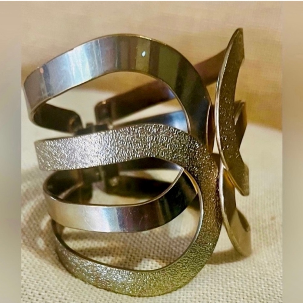 VINTAGE BRASS/GOLD-TONE EGYPTIAN CUFF BRACELET (MINT CONDITION)(COSTUME JEWELRY)